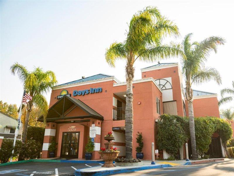 Days Inn By Wyndham Concord Exterior photo
