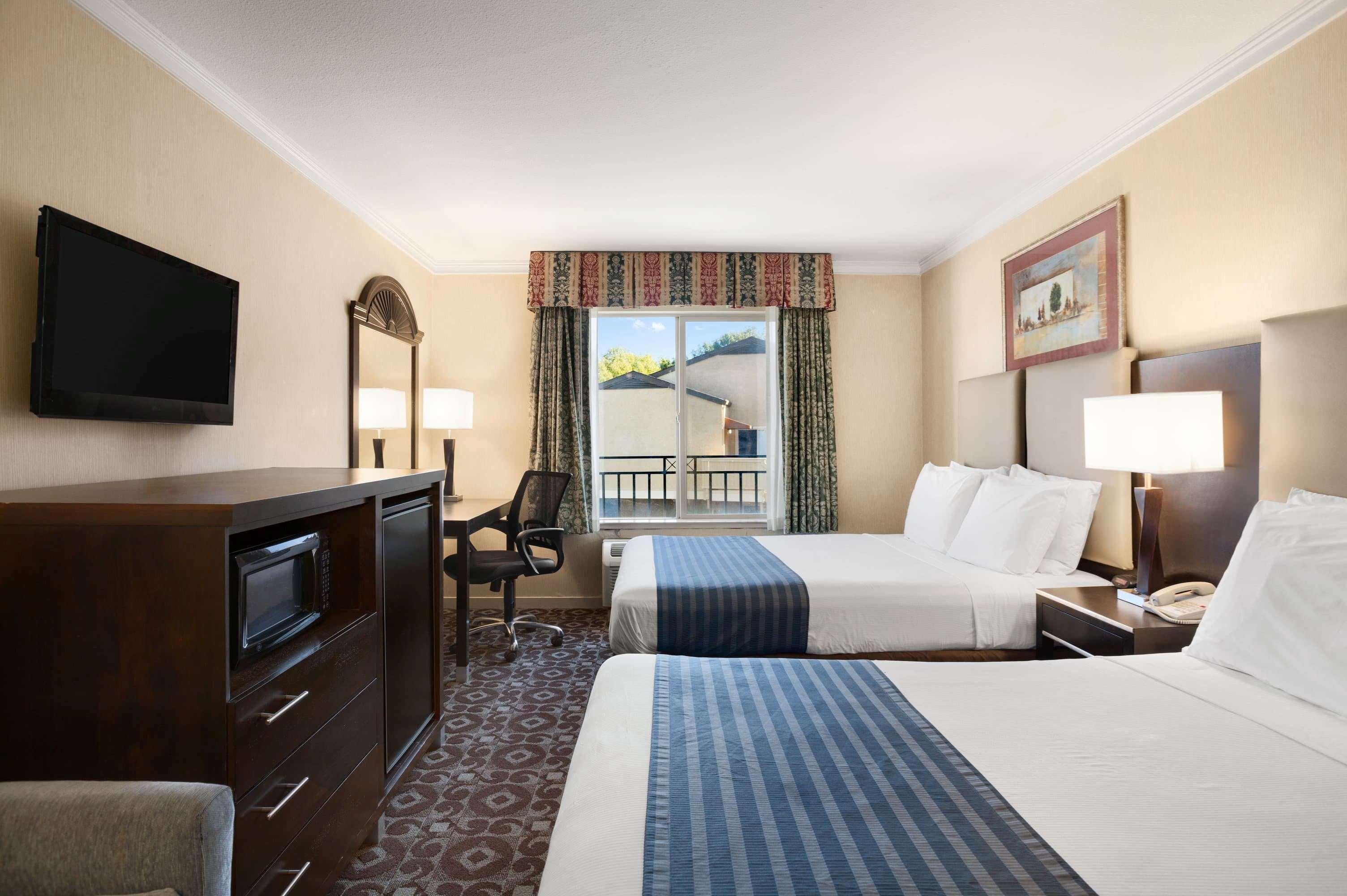 Days Inn By Wyndham Concord Exterior photo